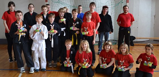 Gruppenfoto mit Hasen. Heute brachte der Osterhase jedem Osterh&auml;user Kampfsportler eine kleine Oster&uuml;berraschung. (Foto: Claudia Franke)