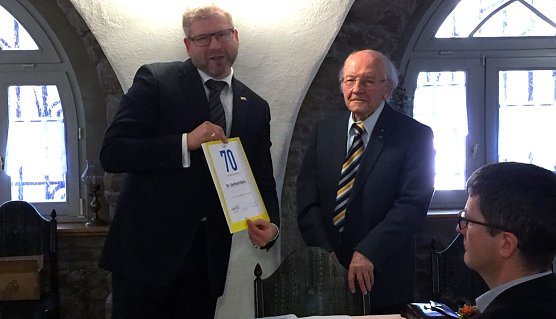 FDP-Kreisvorsitzender Harald Oster (li.) &uuml;berreicht dem Eisleber Dr.-Ing. Gerhard Boltz Urkunde und Theodor-Heuss-Medaille f&uuml;r 70-j&auml;hrige Mitgliedschaft in einer liberalen bzw. Freien Demokratischen Partei. (Foto: Kathrin Tarricone)