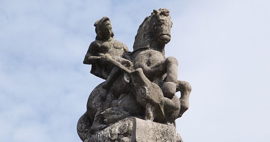 Der drachent&ouml;tende heilige Georg, der Schutzpatron der Stadt Mansfeld, bekr&ouml;nt den Brunnen. (Foto: Jochen Miche)