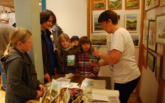 Die Kunst der "Malens mit dem B&uuml;geleisen", die Encaustik,  f&uuml;hrt in Helbra Veronika Schalich aus Oberr&ouml;blingen vor. Sie hatte viele begeisterte Zuschauer. (Foto: Jochen Miche)