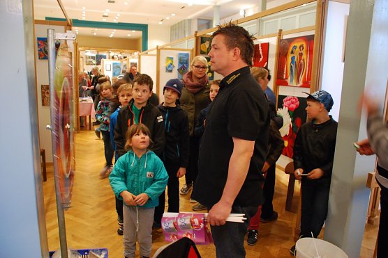 Schlange stehen bei Haraldino alias Sven Lange. Der Helbraer betreute das Gl&uuml;cksrad und lie&szlig; kein Kind ohne Preis nach Hause gehen. In den Drehpausen fesselte er die Kleinen mit Fragen, die Jubel- oder Entsetzensschreie hervorriefen, auf jeden Fall aber niemanden (auch die lauschenden Erwachsenen) gleichg&uuml;ltig lie&szlig;en. (Foto: Jochen Miche)