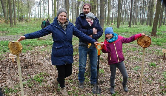 Wald macht gl&uuml;cklich, und erst recht, B&auml;ume pflanzen. Das finden jedenfalls die Volkmaritzer Eltern Janina und David und ihre Kinder Ida Luisa und Lisa (von links).  (Foto: Jochen Miche)