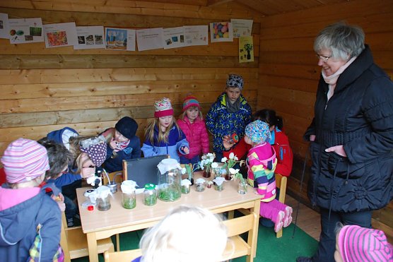 Eislebens Oberb&uuml;rgermeisterin Jutta Fischer, die den Tag bei den kleinen Rothenschirmbachern verbracht hatte, staunte &uuml;ber das Rieseninteresse der "Borstel"-Kinder am Mikroskopieren und Untersuchen. (Foto: Jochen Miche)