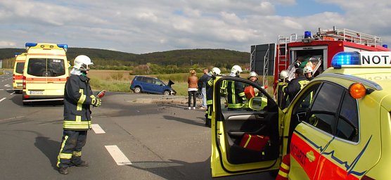 Nur wenige Minuten nach dem Unfall waren Rettungsdienst und Feuerwehr an der Ungl&uuml;cksstelle. Die Kameraden sicherten die Kreuzung, um einen reibungslosen Verkehr auf der vielbefahrenen Bundesstra&szlig;e 86 zu gew&auml;hrleisten. (Foto: Jochen Miche)