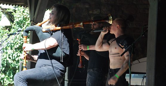 Dvalin aus W&uuml;rzburg auf der Bornstedter B&uuml;hne. Die Jungs bekommen ein Kunstst&uuml;ck fertig: Sie liefern hei&szlig;e Musik, die erfrischt. (Foto: Jochen Miche)