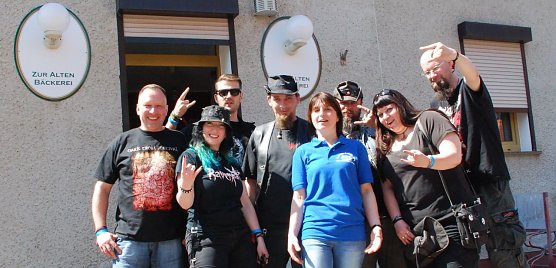 Gruppenfoto mit Damen(n). Eine der Gruppen, die es sich in der "alten B&auml;ckerei" in Bornstedt schmecken lie&szlig;en, kam aus Berlin-Brandenburg und aus S&uuml;d-Sachsen. Gest&auml;rkt und zufrieden w&uuml;nschten sie sich vor dem Aufstieg zum "Schicksalsberg" ein Gruppenfoto mit Doreen Weiland (im blauen Polo-Shirt). (Foto: Jochen Miche)