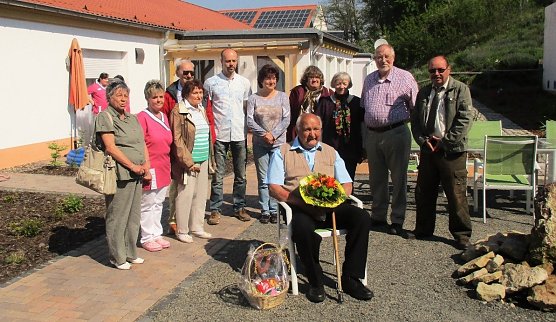 Hans Goldschmidt (sitzend) wurde f&uuml;r sein Engagement f&uuml;r Pro Baum mit einem Blumenstrau&szlig; geehrt. (Foto: Bj&ouml;rn Pazak)