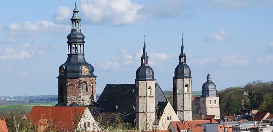 Die T&uuml;rme der Eisleber Andreaskirche pr&auml;gen das Ortsbild. Kirchen sind aber mehr als nur Wegmarken und touristische Attraktionen - sie sind Orte der Besinnung, des intensiven Zwiegespr&auml;chs mit Gott und Ort der Ruhe f&uuml;r Menschen, denen der Zugang zu einem Gott fehlt, die aber die Stille einer Kirche zu sch&auml;tzen wissen. (Foto: Jochen Miche)