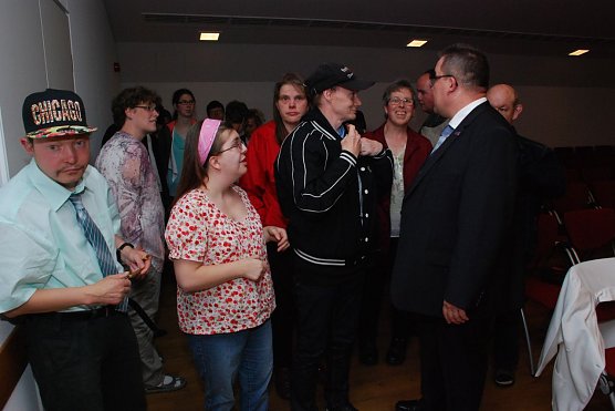 Das Mitglied des Landtags von Sachsen-Anhalt, Jens Diederichs (AfD), ist Mitglied der Lebenshilfe Mansfelder Land. Er traf bei der Benefizgala gute Bekannte - Bewohner des Wohnheims Hergisdorf der Lebenshilfe - und f&uuml;hrte mit ihnen fr&ouml;hliche Gespr&auml;che. (Foto: Jochen Miche)