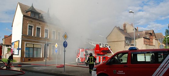 Egal, ob am Boden oder auf der Leiter: Diese M&auml;nner sind hart im Nehmen. Oder, wie es Hettstedts B&uuml;rgermeister Danny Kavalier mal sagte: "Wo andere Menschen - v&ouml;llig zu Recht - raus gehen, gehen die Feuerwehrm&auml;nner rein." (Foto: Jochen Miche)
