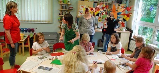 Ute Kr&auml;mer (links) und Silke Becker im kurzen Austausch &uuml;ber die Herausforderung, aus einem Tonklumpen ein Kunstwerk zu formen. (Foto: Jochen Miche)