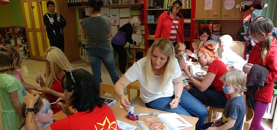 Andrang herrschte bei allen Angeboten. So auch beim Kinderschminken. (Foto: Jochen Miche)