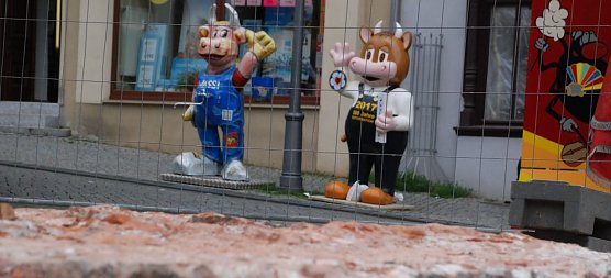 Das Lutherdenkmal ist verschwunden (im Vordergrund das Fundament), daf&uuml;r wurden rund um den Marktplatz "Wiesis", also Ochsen, die an die Urspr&uuml;nge des Eisleber Wiesenmarktes erinnern sollen, aufgebaut. &Uuml;ber die Fortschritte bei der Restaurierung des Lutherdenkmals k&ouml;nnen sich Interessierte dank eines heute freigeschalteten kostenlosen WLAN-Netzes informieren. (Foto: Jochen Miche)