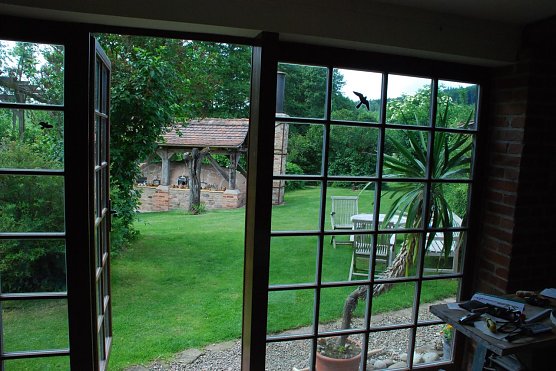 Ein faszinierender Blick nach drau&szlig;en: Keramikwerkstatt des Ehepaares Carola und Reimar Kr&uuml;ger. (Foto: Jochen Miche)