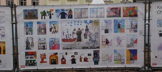 Kinder aus Eisleber Einrichtungen malten Bilder zum Thema "Martin Luther". Auf drei Planen am Bauzaun rund um den Standort des Lutherdenkmals werden diese Bilder nun gezeigt. (Foto: Jochen Miche)