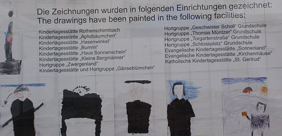Die Kindereinrichtungen, dessen flei&szlig;ige Hobbyk&uuml;nstler sich an der Kunstaktion beteiligt haben, werden auf einer Plane genannt. (Foto: Jochen Miche)