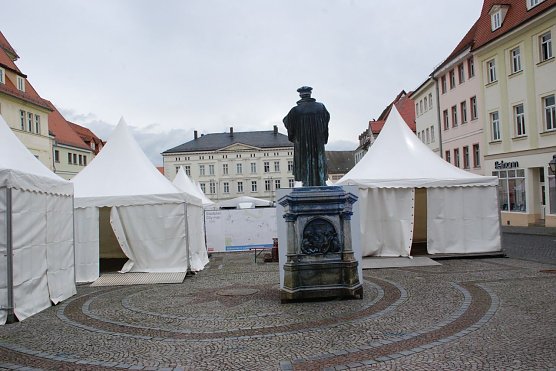 Ein Ersatz-Lutherdenkmal wurde vor dem Rathaus aufgebaut. An diesem Standort hat der Reformator einen besseren Blick auf das Marktgeschehen als der Bronze-Luther, der zur Zeit restauriert wird. Die Zelte geh&ouml;ren &uuml;brigens zum Kreiskirchentag, der heute Abend er&ouml;ffnet. (Foto: Jochen Miche)