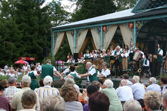 Die Folkloregruppe "S&ouml;sespatzen" aus Osterode wird auch am Sonntag wieder unterm Kreuz erwartet. (Foto: Privat)