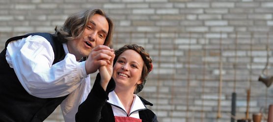 Am Vorabend ihrer Hochzeit geht es nicht immer so harmonisch zwischen Katharina von Bora (Michaela Dazian) und Martin Luther (Sebastian Thiers) zu, da klingt pl&ouml;tzlich auch ein Schwanengesang mit� (Foto: Markus Scholz, Kulturwerk MSH)