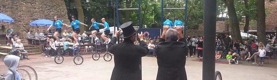 Wo immer sie auftreten, begeistern die Bornstedter Kunstradfahrer, wie hier am 12. Juni beim Heimatfest auf der Burg. (Foto: Jochen Miche)