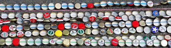 Mehr als sieben Reihen Kronkorken brachten der schmucken und sauberen Stra&szlig;e "Neue Sorge" in Bornstedt heute neues Gl&uuml;ck. (Foto: Jochen Miche)