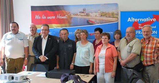 Landtagsabgeordneter Jens Diederichs (3.v.l.) empfing die G&auml;ste aus Hettstedt. Er sagte, dass er vollkommen respektiere, dass einige Besucher kritisch zu seiner Partei stehen, dennoch sch&auml;tze er ihre Bereitschaft, sich politische Argumente auch der Oppositionspartei anzuh&ouml;ren. (Foto: Privat)