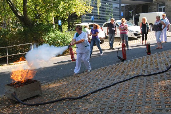 Mitarbeiter üben sich beim Feuerlöschen (Foto: (HELIOS)) Mitarbeiter üben sich beim Feuerlöschen (Foto: (HELIOS))