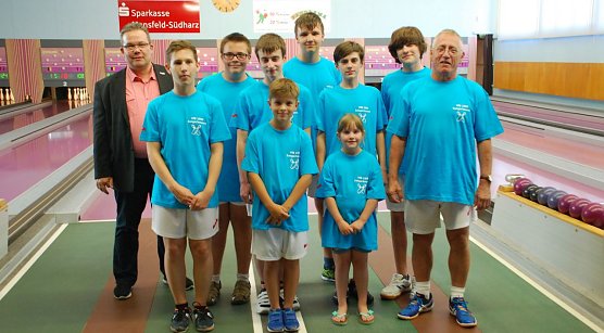 Das Mitglied des Landtages von Sachsen-Anhalt, Jens Diederichs (AfD; links im Bild) sponserte den Nachwuchskeglern des VfB 1906 Sangerhausen Trikots. Martin Thunert (rechts) hat die Nachwuchsgruppe aufgebaut. (Foto: Jochen Miche)