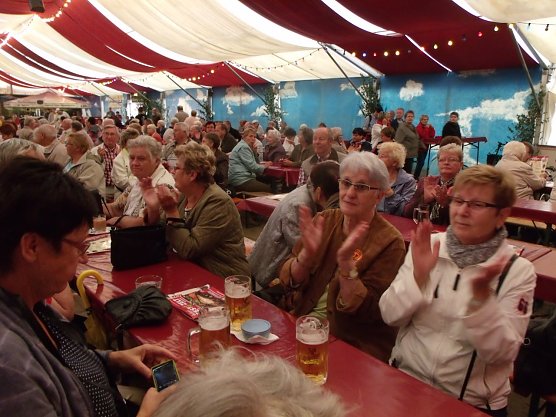 Dicht an dicht sa&szlig;en die Besucher (Foto: bwi)
