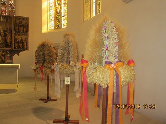 Schön anzuschauen, die Erntekronen (Foto: Kathrin Mädel) Schön anzuschauen, die Erntekronen (Foto: Kathrin Mädel)