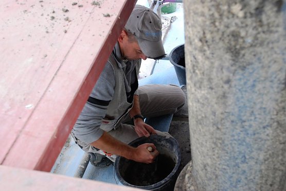 Guido Hecker von den Werkstätten für Denkmalpflege Quedlinburg beim Verfugen. (Foto: Jochen Miche) Guido Hecker von den Werkstätten für Denkmalpflege Quedlinburg beim Verfugen. (Foto: Jochen Miche)