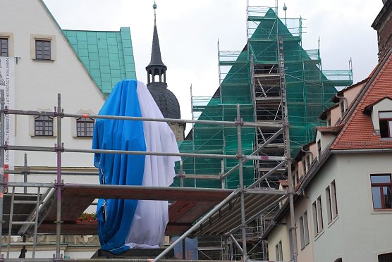 Christo, der Verhüllungskünstler, jobbt wohl neuerdings in Eisleben? (Foto: Jochen Miche) Christo, der Verhüllungskünstler, jobbt wohl neuerdings in Eisleben? (Foto: Jochen Miche)