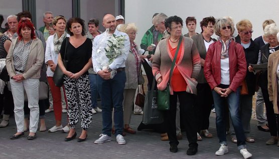 Besucher und Gratulanten bei der Ansprache (Foto: Birgit Wischalla)