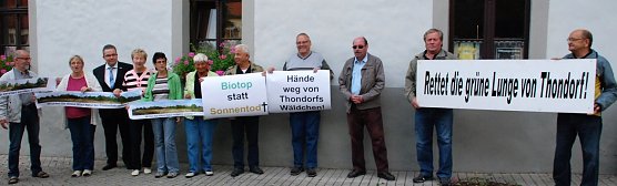 Vor dem Rathaus in Gerbstedt wurde aufmerksam gemacht auf die Sorgen vieler Menschen in Thondorf. (Foto: Jochen Miche)