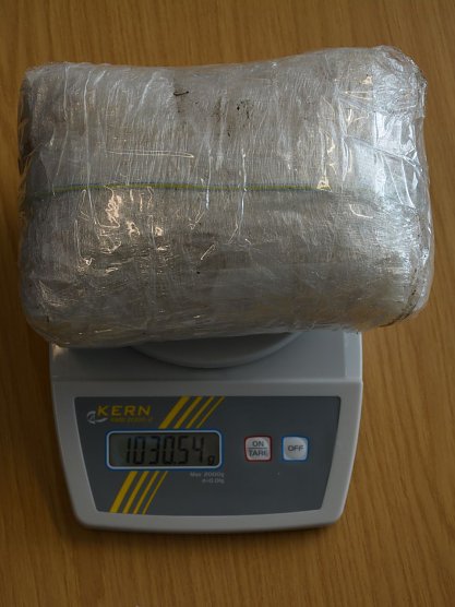 Päckchen auf Waage (Foto: Polizei Halle) Päckchen auf Waage (Foto: Polizei Halle)