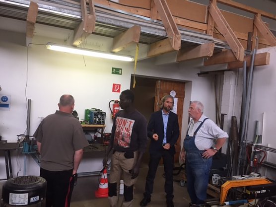 Samba Bah zeigt René Brodmann (2.v.re.) eine Werkstatt in Oberröblingen (Foto: Y. Stechardt-Lauer) Samba Bah zeigt René Brodmann (2.v.re.) eine Werkstatt in Oberröblingen (Foto: Y. Stechardt-Lauer)