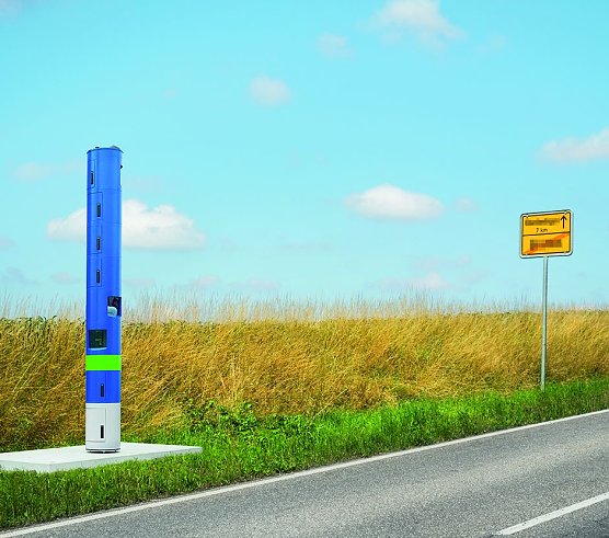 Kontrolls&auml;ule an einer Bundesstra&szlig;e - Fotomontage (Foto: Toll Collect)