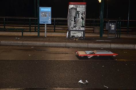 Zerst&ouml;rter Automat  (Foto: Polizei Halle)