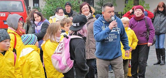 G&uuml;nter Schmidt aus Hettstedt - ein begnadeter S&auml;nger und Entertainer, dem es nicht schwer f&auml;llt, sein Publikum f&uuml;r das Mitsingen zu begeistern. (Foto: Jochen Miche)