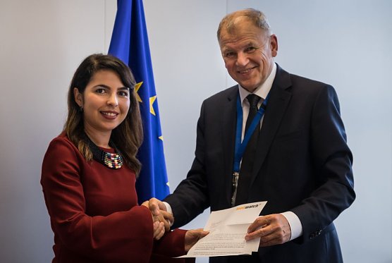 &Uuml;bergabe in Br&uuml;ssel (Foto: foodwatch)