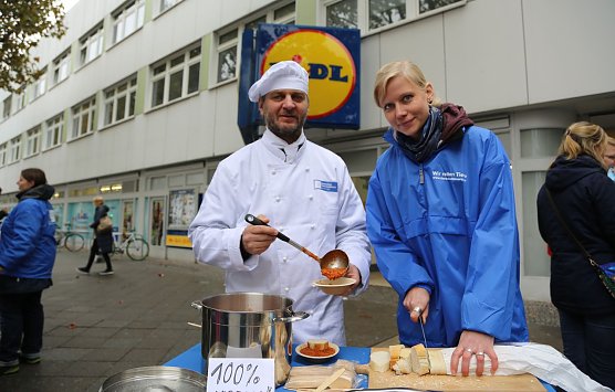 Vegane Bolognese verteilt (Foto: Tierschutzb&uuml;ro)