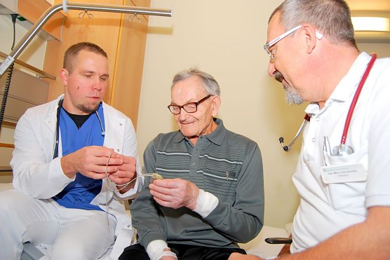 August Weißberg mit den Oberärzten (Foto: Helios/G. Lakomy) August Weißberg mit den Oberärzten (Foto: Helios/G. Lakomy)