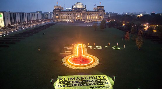 Greenpeace-Protest vor dem eichstag (Foto: Gordon Welters/Greenpeace)