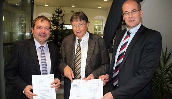 Bescheid &uuml;bergeben (Foto: J. Piper)