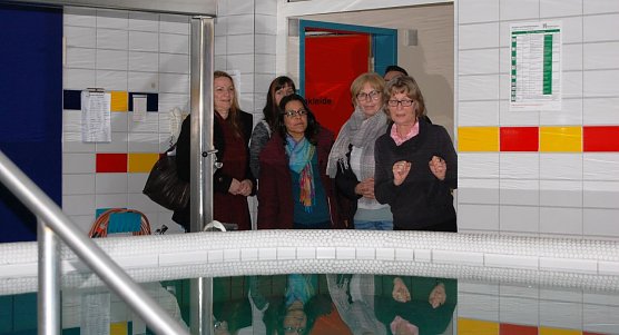 Physiotherapeutin B. Vogel beim Rundgang (Foto: HELIOS/D. Mansfeldt)