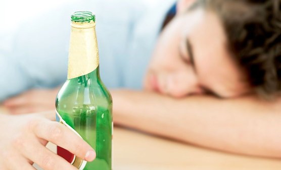 Ob Alkohol gl&uuml;cklich macht und Probleme l&ouml;st? (Foto: DAK Gesundheit)