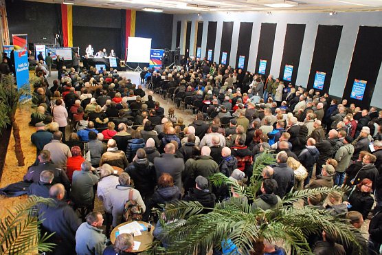 Wieder mal gut besucht war der einstige Speisesaal der August-Bebel-H&uuml;tte in Helbra. Es wurden etwas mehr als 500 Menschen gez&auml;hlt. (Foto: Jochen Miche)