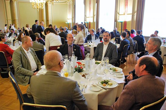 Die Vorspeise liegt bereit. Zwischen den einzelnen G&auml;ngen des Festessens wurden Reden gehalten. (Foto: Jochen Miche)