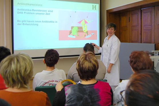Birgit Saul, Krankenhaushygienikerin, bei ihrem Vortrag. (Foto: Helios/G. Lakomy)