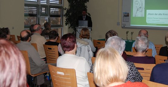 Chefarzt Dr. Lindemann-Sperfeld bei seinem Vortrag (Foto: HELIOS/D. Mansfeldt)
